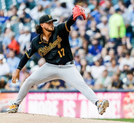 Pittsburgh Pirates starting pitcher Jared Jones throws in the first inning of the MLB, Baseball Herren, USA game between the Pittsburgh Pirates and the Milwaukee Brewers at American Family Field in Milwaukee, Wisconsin on Tuesday, August 4, 2026.  MIL20260804803 TANNENxMAURY