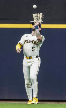 Milwaukee Brewers center fielder Garrett Mitchell catches a fly ball hit by Pittsburgh Pirates second baseman Nick Gonzales in the third inning of the MLB, Baseball Herren, USA game between the Pittsburgh Pirates and the Milwaukee Brewers at American Family Field in Milwaukee, Wisconsin on Tuesday, August 4, 2026.  MIL20260804815 TANNENxMAURY