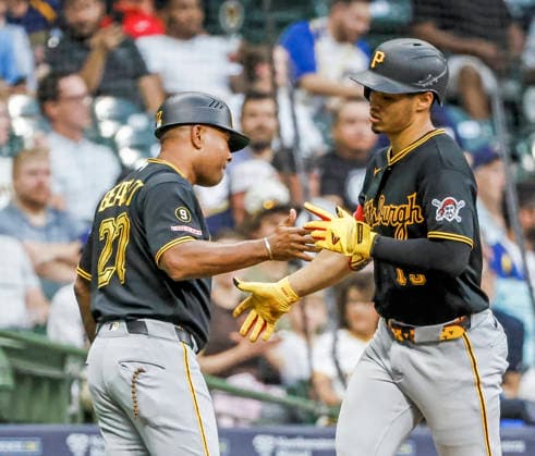 Pittsburgh Pirates catcher Endy Rodriguez celebrates with Pittsburgh Pirates third base coach Tony Beasley after hitting a home run in the fifth inning of the MLB, Baseball Herren, USA game between the Pittsburgh Pirates and the Milwaukee Brewers at American Family Field in Milwaukee, Wisconsin on Tuesday, August 4, 2026.  MIL20260804820 TANNENxMAURY