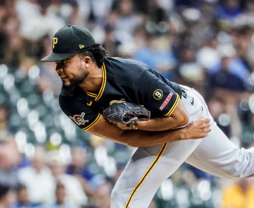 Pittsburgh Pirates relief pitcher Wilber Dotel throws in the fifth inning of the MLB, Baseball Herren, USA game between the Pittsburgh Pirates and the Milwaukee Brewers at American Family Field in Milwaukee, Wisconsin on Tuesday, August 4, 2026.  MIL20260804824 TANNENxMAURY