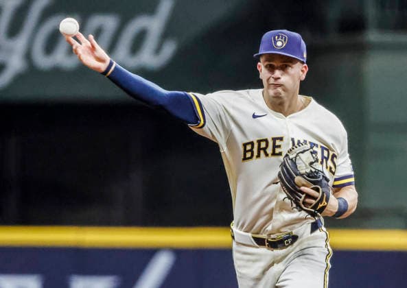 Milwaukee Brewers shortstop Cooper Pratt throws out Pittsburgh Pirates second baseman Nick Gonzales in the seventh inning of the MLB, Baseball Herren, USA game between the Pittsburgh Pirates and the Milwaukee Brewers at American Family Field in Milwaukee, Wisconsin on Tuesday, August 4, 2026.  MIL20260804829 TANNENxMAURY