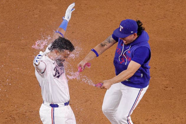 August 4, 2026, Arlington, Texas, USA: Texas Rangers third baseman EZEQUIEL DURAN (20) gets a drink shower after hitting the walk-off winner in a baseball game, Tuesday, Aug. 4, 2026, in Arlington, Texas. Arlington USA - ZUMAa325 20260804_zsa_a325_004 Copyright: xDavidxBalleringxIix