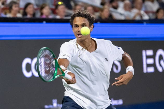 MONTREAL, QC - AUGUST 04: Gabriel Diallo from Canada returns the ball againstLuciano Darderi from Italia during their singles second round match on day three of the ATP, Tennis Herren 1000 National Bank Open presented by Rogers at Stade IGA on August 4, 2026 in Montreal, Quebec, Canada. (Photo by Vincent Ethier Icon Sportswire) TENNIS: AUG 04 National Bank Open EDITORIAL USE ONLY Icon270804089