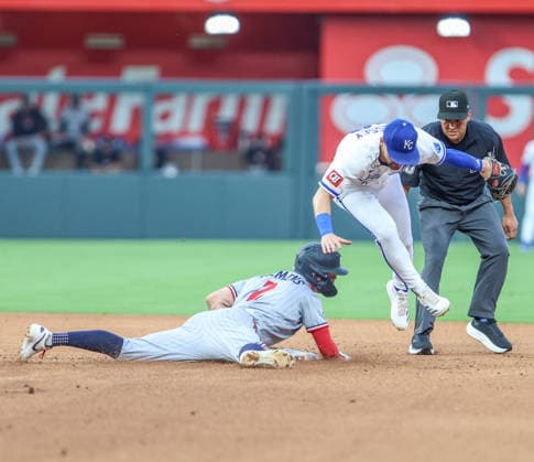 AUG 04, 2026: Minnesota Twins infielder Kody Clemens (2) steals a base against the Kansas City Royals at Kauffman Stadium Kansas City, MO. CSM Kansas City United States - ZUMAc04_ 20260804_zma_c04_006 Copyright: xRomanxPunox