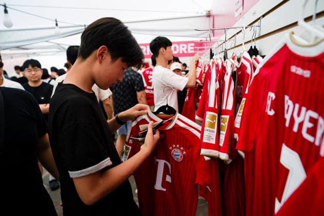 August 4, 2026, Seogwipo, Jeju, South Korea: Fans purchase FC Bayern Munich merchandise before an exhibition match between BundesligaÃ¢â‚¬â ¢s FC Bayern Munich and K League 1Ã¢â‚¬â ¢s Jeju SK FC, during the Audi Football Summit 2026 on Tuesday, Aug. 4, 2026 at the Jeju World Cup Stadium in Seogwipo, South Korea. Seogwipo South Korea - ZUMAh163 20260804_znp_h163_007 Copyright: xJintakxHanx