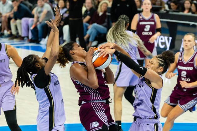 SAN FRANCISCO, CA - AUGUST 04: Veronica Burton 22 of the Golden State Valkyries forces a jump ball on Nyara Sabally 8 of the Toronto Tempo during a WNBA, Basketball Damen, USA game on August 4, 2026 at Chase Center in San Francisco, CA. (Photo by Matthew Huang Icon Sportswire) WNBA: AUG 04 Toronto Tempo at Golden State Valkyries EDITORIAL USE ONLY Icon260804023