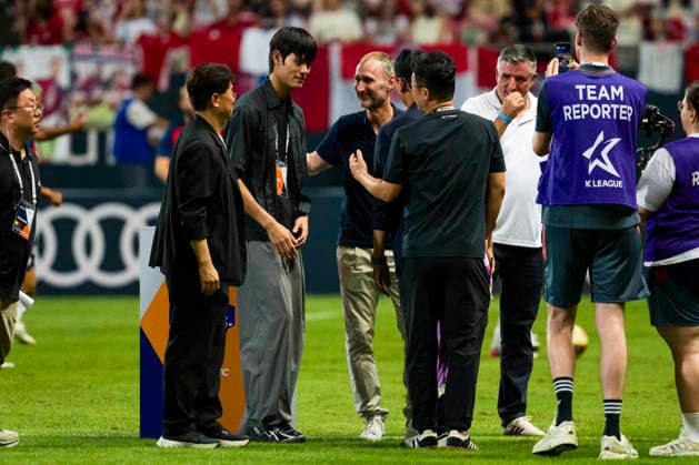 August 4, 2026, Seogwipo, Jeju, South Korea: Jeju SK FC youth team goalkeeper HEO JAE-WON, center left, is congratulated after the announcement of his transfer to FC Bayern MunichÃ¢â‚¬â ¢s reserve team, during the halftime of an exhibition match between BundesligaÃ¢â‚¬â ¢s FC Bayern Munich and K League 1Ã¢â‚¬â ¢s Jeju SK FC, during the Audi Football Summit 2026 on Tuesday, Aug. 4, 2026 at the Jeju World Cup Stadium in Seogwipo, South Korea. Seogwipo South Korea - ZUMAh163 20260804_znp_h163_039 Copyright: xJintakxHanx