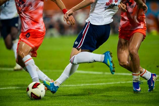August 4, 2026, Seogwipo, Jeju, South Korea: FC Bayern Munich forward TIM BINDER (31) maneuvers past defenders in an exhibition match between BundesligaÃ¢â‚¬â ¢s FC Bayern Munich and K League 1Ã¢â‚¬â ¢s Jeju SK FC, during the Audi Football Summit 2026 on Tuesday, Aug. 4, 2026 at the Jeju World Cup Stadium in Seogwipo, South Korea. Seogwipo South Korea - ZUMAh163 20260804_znp_h163_046 Copyright: xJintakxHanx