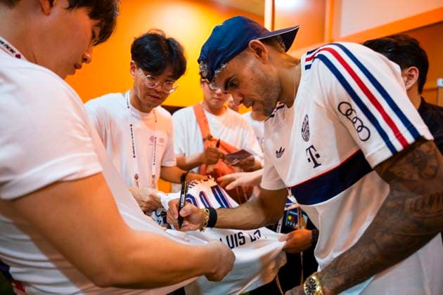 August 4, 2026, Seogwipo, Jeju, South Korea: FC Bayern Munich forward LUIS DIAZ (14) signs a fanÃ¢â‚¬â ¢s shirt after an exhibition match between BundesligaÃ¢â‚¬â ¢s FC Bayern Munich and K League 1Ã¢â‚¬â ¢s Jeju SK FC, during the Audi Football Summit 2026 on Tuesday, Aug. 4, 2026 at the Jeju World Cup Stadium in Seogwipo, South Korea. FC Bayern Munich 2:1 Jeju SK FC Exhibition  - ZUMAh163 20260804_znp_h163_068 Copyright: xJintakxHanx