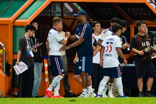 August 4, 2026, Seogwipo, Jeju, South Korea: FC Bayern Munich head coach VINCENT KOMPANY cheers on his players as substitutions are made in an exhibition match between BundesligaÃ¢â‚¬â ¢s FC Bayern Munich and K League 1Ã¢â‚¬â ¢s Jeju SK FC, during the Audi Football Summit 2026 on Tuesday, Aug. 4, 2026 at the Jeju World Cup Stadium in Seogwipo, South Korea. Seogwipo South Korea - ZUMAh163 20260804_znp_h163_048 Copyright: xJintakxHanx