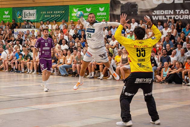 04.08.2026, xovx, Handball Lindencup, HSG Wetzlar - TV Hüttenberg v.l. David Kuntscher (TV Hüttenberg), Nikolaj Laesö (HSG Wetzlar), Yahav Shamir (TV Hüttenberg) Linden Stadthalle Hessen Deutschland (DE) *** August 4, 2026, xovx, Lindencup Handball, HSG Wetzlar vs. TV Hüttenberg: David Kuntscher (TV Hüttenberg), Nikolaj Laesö (HSG Wetzlar), Yahav Shamir (TV Hüttenberg), Linden Stadthalle, Hesse, Germany, DE