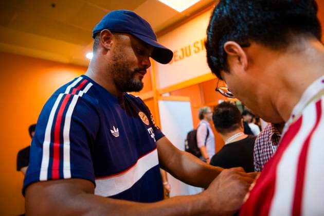 August 4, 2026, Seogwipo, Jeju, South Korea: FC Bayern Munich head coach VINCENT KOMPANY signs a fanÃ¢â‚¬â ¢s shirt after an exhibition match between BundesligaÃ¢â‚¬â ¢s FC Bayern Munich and K League 1Ã¢â‚¬â ¢s Jeju SK FC, during the Audi Football Summit 2026 on Tuesday, Aug. 4, 2026 at the Jeju World Cup Stadium in Seogwipo, South Korea. Seogwipo South Korea - ZUMAh163 20260804_znp_h163_069 Copyright: xJintakxHanx