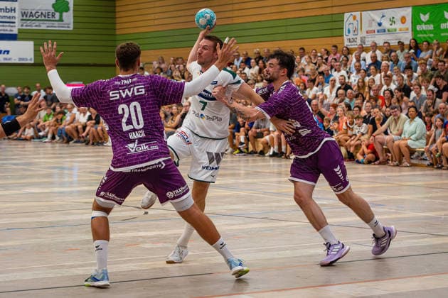04.08.2026, xovx, Handball Lindencup, HSG Wetzlar - TV Hüttenberg v.l. Leif Haack (TV Hüttenberg), Dominik Mappes (HSG Wetzlar), Hendrik Schreiber (TV Hüttenberg) Linden Stadthalle Hessen Deutschland (DE) *** August 4, 2026, xovx, Lindencup Handball, HSG Wetzlar vs. TV Hüttenberg – Leif Haack (TV Hüttenberg), Dominik Mappes (HSG Wetzlar), Hendrik Schreiber (TV Hüttenberg), Linden Stadthalle, Hesse, Germany, DE