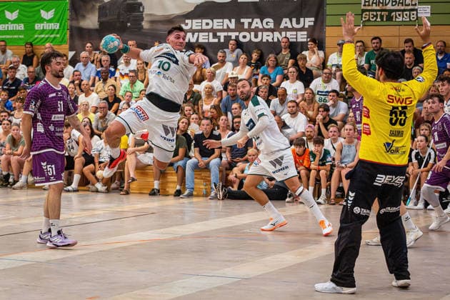 04.08.2026, xovx, Handball Lindencup, HSG Wetzlar - TV Hüttenberg v.l. Vit Reichl (TV Hüttenberg), Josip Simic (HSG Wetzlar), Nikolaj Laesö (HSG Wetzlar), Yahav Shamir (TV Hüttenberg), Tim Rüdiger (TV Hüttenberg) Linden Stadthalle Hessen Deutschland (DE) *** August 4, 2026, xovx, Lindencup Handball, HSG Wetzlar vs. TV Hüttenberg, Vit Reichl (TV Hüttenberg), Josip Simic (HSG Wetzlar), Nikolaj Laesö (HSG Wetzlar), Yahav Shamir (TV Hüttenberg), Tim Rüdiger (TV Hüttenberg), Linden Stadthalle, Hesse, Germany, DE