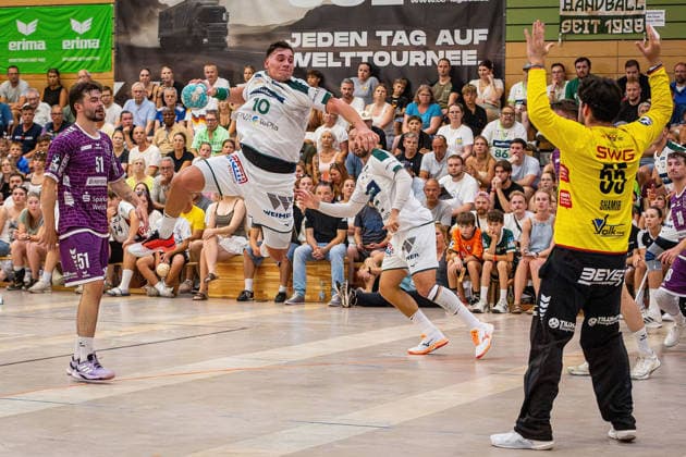 04.08.2026, xovx, Handball Lindencup, HSG Wetzlar - TV Hüttenberg v.l. Vit Reichl (TV Hüttenberg), Josip Simic (HSG Wetzlar), Nikolaj Laesö (HSG Wetzlar), Yahav Shamir (TV Hüttenberg), Tim Rüdiger (TV Hüttenberg) Linden Stadthalle Hessen Deutschland (DE) *** August 4, 2026, xovx, Lindencup Handball, HSG Wetzlar vs. TV Hüttenberg, Vit Reichl (TV Hüttenberg), Josip Simic (HSG Wetzlar), Nikolaj Laesö (HSG Wetzlar), Yahav Shamir (TV Hüttenberg), Tim Rüdiger (TV Hüttenberg), Linden Stadthalle, Hesse, Germany, DE
