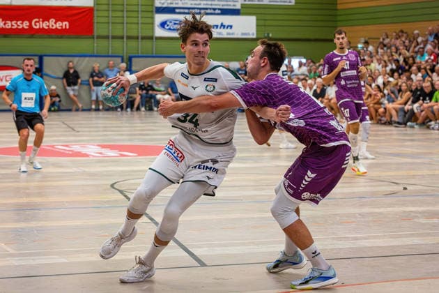 04.08.2026, xovx, Handball Lindencup, HSG Wetzlar - TV Hüttenberg v.l. Paul Kompenhans (HSG Wetzlar), Leif Haack (TV Hüttenberg) Linden Stadthalle Hessen Deutschland (DE) *** August 4, 2026, xovx, Lindencup Handball, HSG Wetzlar vs. TV Hüttenberg, Paul Kompenhans (HSG Wetzlar), Leif Haack (TV Hüttenberg), Linden Stadthalle, Hesse, Germany, DE