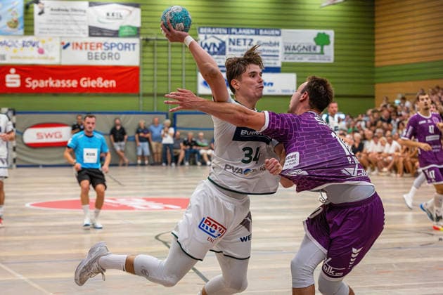 04.08.2026, xovx, Handball Lindencup, HSG Wetzlar - TV Hüttenberg v.l. Paul Kompenhans (HSG Wetzlar), Leif Haack (TV Hüttenberg) Linden Stadthalle Hessen Deutschland (DE) *** August 4, 2026, xovx, Lindencup Handball, HSG Wetzlar vs. TV Hüttenberg, Paul Kompenhans (HSG Wetzlar), Leif Haack (TV Hüttenberg), Linden Stadthalle, Hesse, Germany, DE