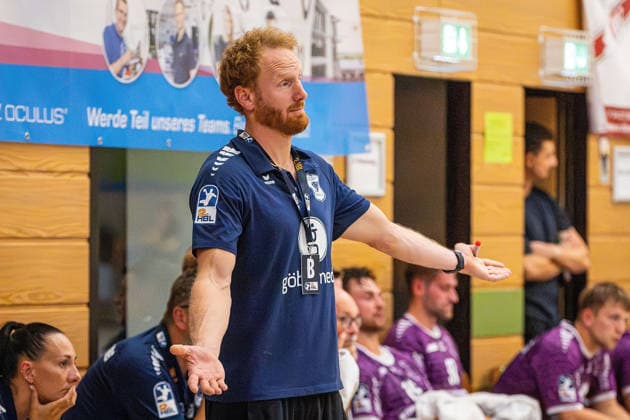 04.08.2026, xovx, Handball Lindencup, HSG Wetzlar - TV Hüttenberg Trainer Stefan Kneer (TV Hüttenberg) enttäuscht, enttäuscht schauend Linden Stadthalle Hessen Deutschland (DE) *** August 4, 2026, xovx, Lindencup Handball Tournament, HSG Wetzlar vs. TV Hüttenberg; Coach Stefan Kneer of TV Hüttenberg looks disappointed, Linden City Hall, Hesse, Germany, DE