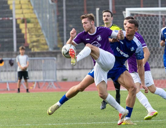 Dennis Ruisinger (TSV Schwaben Augsburg) spielt den Ball vor Elidon Qenaj (FVI,re.); TSV Schwaben Augsburg - FV Illertissen, Toto-Pokal *** Dennis Ruisinger of TSV Schwaben Augsburg passes the ball to Elidon Qenaj of FVI, TSV Schwaben Augsburg vs. FV Illertissen, Toto Cup