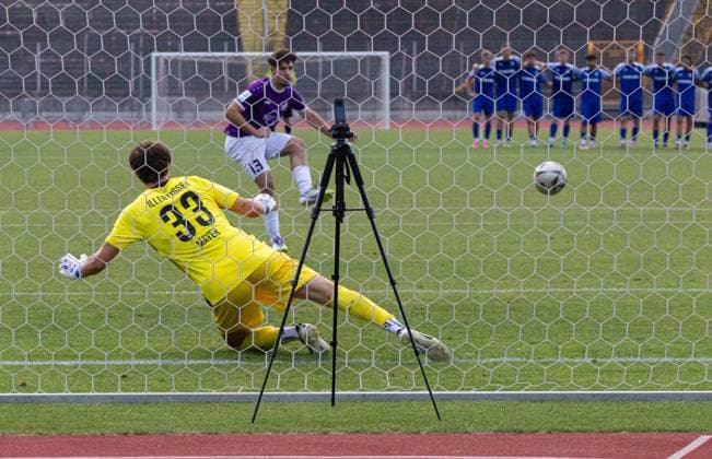 Elfmeter-Schießen: Siegtreffer durch Mourice Ebeling (TSV Schwaben Augsburg) gegen Jakob Mayer (Torwart FVI); TSV Schwaben Augsburg - FV Illertissen, Toto-Pokal *** Penalty Shootout: Winning Goal by Mourice Ebeling (TSV Schwaben Augsburg) against Jakob Mayer (Goalkeeper, FVI TSV Schwaben Augsburg) vs. FV Illertissen, Toto Cup