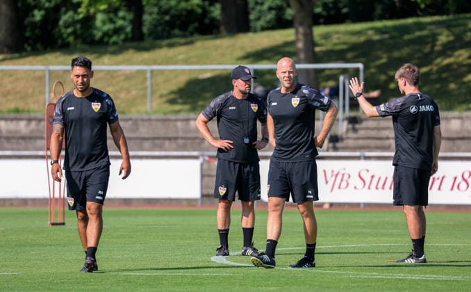 05.08.2026, Deutschland, Grassau, Fußball Bundesliga, Saison 2026 2027, Trainingslager VfB Stuttgart, v.l. Co-Trainer Malik Fathi, Trainer Sebastian Hoeneß, Standard-Trainer Philip Kipp, Co-Trainer David Krecidlo *** August 5, 2026, Germany, Grassau, Bundesliga, 2026–2027 season, VfB Stuttgart training camp; from left: Assistant Coach Malik Fathi, Head Coach Sebastian Hoeneß, Set-Piece Coach Philip Kipp, Assistant Coach David Krecidlo