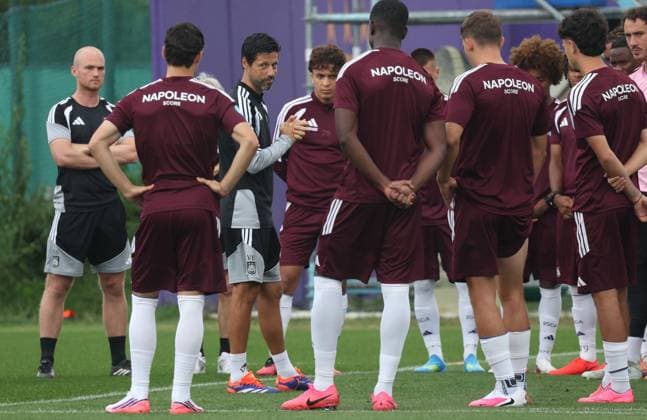 Anderlecht s head coach Vitor Bruno talks to his players during a training session of Belgian first division soccer team RSC Anderlecht, on Wednesday 05 August 2026 in Anderlecht, in preparation of their upcoming game against Greek PAOK, in the third qualifying round of the UEFA Europa League. VIRGINIExLEFOUR  x182778506x
