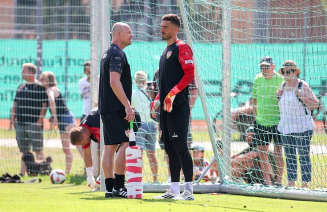05.08.2026, Deutschland, Grassau, Fußball Bundesliga, Saison 2026 2027, Trainingslager VfB Stuttgart, Torwart-Trainer Kai Rabe, Fabian Bredlow *** August 5, 2026, Germany, Grassau, Bundesliga, 2026–2027 season, VfB Stuttgart training camp, goalkeeper coach Kai Rabe, Fabian Bredlow