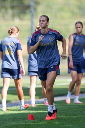Klara Buehl (FC Bayern Muenchen, 17) beim Laufen, GER, FC Bayern Muenchen Frauen Training, Fussball, Google Pixel Frauen-Bundesliga, Saison 2026 2027, 05.08.2026, GER, FC Bayern Muenchen Frauen Training, Fussball, Google Pixel Frauen-Bundesliga, Saison 2026 2027, 05.08.2026 Muenchen *** Klara Buehl, FC Bayern Munich, 17, running, GER, FC Bayern Munich Women s Training, Soccer, Google Pixel Women s Bundesliga, 2026–2027 Season, August 5, 2026, GER, FC Bayern Munich Women s Training, Soccer, Google Pixel Women s Bundesliga, 2026–2027 Season, August 5, 2026, Munich Copyright: xEibner-Pressefoto JennixMaulx EP_JML