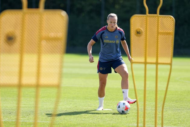 Magdalena Eriksson (FC Bayern Muenchen, 05) mit Ball, GER, FC Bayern Muenchen Frauen Training, Fussball, Google Pixel Frauen-Bundesliga, Saison 2026 2027, 05.08.2026, GER, FC Bayern Muenchen Frauen Training, Fussball, Google Pixel Frauen-Bundesliga, Saison 2026 2027, 05.08.2026 Muenchen *** Magdalena Eriksson, FC Bayern Munich, No. 05 with the ball, GER, FC Bayern Munich Women s Training, Soccer, Google Pixel Women s Bundesliga, 2026–2027 Season, August 5, 2026, GER, FC Bayern Munich Women s Training, Soccer, Google Pixel Women s Bundesliga, 2026–2027 Season, August 5, 2026, Munich Copyright: xEibner-Pressefoto JennixMaulx EP_JML