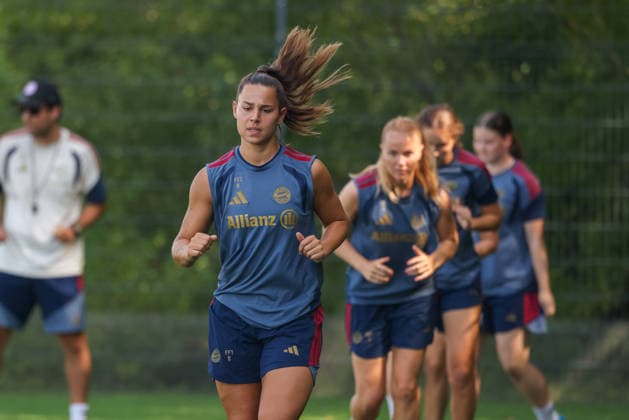 Lena Oberdorf (FC Bayern Muenchen, 08) beim Laufen, GER, FC Bayern Muenchen Frauen Training, Fussball, Google Pixel Frauen-Bundesliga, Saison 2026 2027, 05.08.2026, GER, FC Bayern Muenchen Frauen Training, Fussball, Google Pixel Frauen-Bundesliga, Saison 2026 2027, 05.08.2026 Muenchen *** Lena Oberdorf, FC Bayern Munich, No. 8 running, GER, FC Bayern Munich Women s Training, Soccer, Google Pixel Women s Bundesliga, 2026–2027 Season, August 5, 2026, GER, FC Bayern Munich Women s Training, Soccer, Google Pixel Women s Bundesliga, 2026–2027 Season, August 5, 2026, Munich Copyright: xEibner-Pressefoto JennixMaulx EP_JML