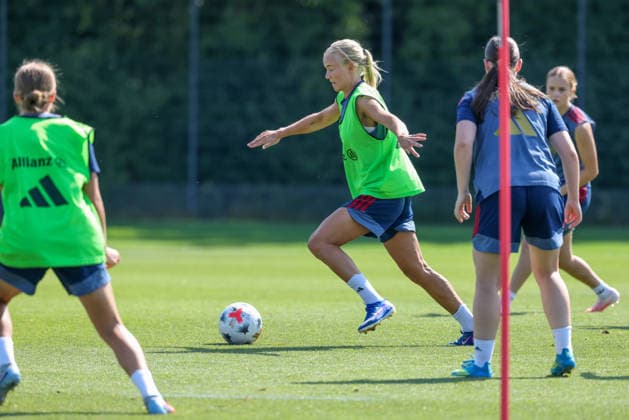 Pernille Harder (FC Bayern Muenchen, 21) mit Ball im Trainingsspiel, GER, FC Bayern Muenchen Frauen Training, Fussball, Google Pixel Frauen-Bundesliga, Saison 2026 2027, 05.08.2026, GER, FC Bayern Muenchen Frauen Training, Fussball, Google Pixel Frauen-Bundesliga, Saison 2026 2027, 05.08.2026 Muenchen *** Pernille Harder, FC Bayern Munich, age 21, with the ball during a practice match, GER, FC Bayern Munich Women s Training, Soccer, Google Pixel Women s Bundesliga, 2026–2027 Season, August 5, 2026, GER, FC Bayern Munich Women’s Training, Soccer, Google Pixel Women’s Bundesliga, 2026–2027 Season, August 5, 2026, Munich Copyright: xEibner-Pressefoto JennixMaulx EP_JML