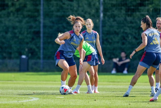 Lena Oberdorf (FC Bayern Muenchen, 08) mit Ball im Trainingsspiel, GER, FC Bayern Muenchen Frauen Training, Fussball, Google Pixel Frauen-Bundesliga, Saison 2026 2027, 05.08.2026, GER, FC Bayern Muenchen Frauen Training, Fussball, Google Pixel Frauen-Bundesliga, Saison 2026 2027, 05.08.2026 Muenchen *** Lena Oberdorf, FC Bayern Munich, No. 8 with the ball during a practice match, GER, FC Bayern Munich Women s Training, Soccer, Google Pixel Women s Bundesliga, 2026–2027 Season, August 5, 2026, GER, FC Bayern Munich Women s Training, Soccer, Google Pixel Women s Bundesliga, 2026–2027 Season, August 5, 2026, Munich Copyright: xEibner-Pressefoto JennixMaulx EP_JML