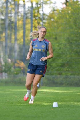05.08.2026, München, Deutschland. Google Pixel Frauen-Bundesliga: Die FC Bayern Frauen absolvieren auf dem FC Bayern Campus eine Trainingseinheit zur Vorbereitung auf das Testspiel gegen Paris FC. Katharina Naschenweng (FC Bayern Frauen) *** August 5, 2026, Munich, Germany Google Pixel Women s Bundesliga The FC Bayern Women s team holds a training session at the FC Bayern Campus in preparation for their friendly match against Paris FC Katharina Naschenweng FC Bayern Women s Team