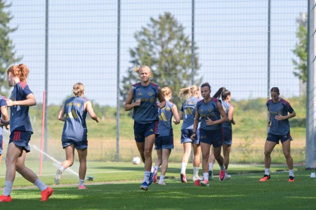 05.08.2026, München, Deutschland. Google Pixel Frauen-Bundesliga: Die FC Bayern Frauen absolvieren auf dem FC Bayern Campus eine Trainingseinheit zur Vorbereitung auf das Testspiel gegen Paris FC. Pernille Harder (FC Bayern Frauen) *** August 5, 2026, Munich, Germany Google Pixel Women s Bundesliga The FC Bayern Women s team holds a training session at the FC Bayern Campus in preparation for their friendly match against Paris FC Pernille Harder FC Bayern Women