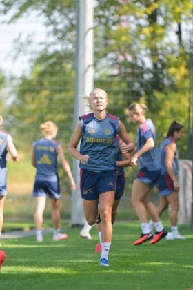 05.08.2026, München, Deutschland. Google Pixel Frauen-Bundesliga: Die FC Bayern Frauen absolvieren auf dem FC Bayern Campus eine Trainingseinheit zur Vorbereitung auf das Testspiel gegen Paris FC. Pernille Harder (FC Bayern Frauen) *** August 5, 2026, Munich, Germany Google Pixel Women s Bundesliga The FC Bayern Women s team holds a training session at the FC Bayern Campus in preparation for their friendly match against Paris FC Pernille Harder FC Bayern Women