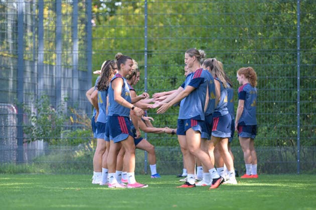 05.08.2026, München, Deutschland. Google Pixel Frauen-Bundesliga: Die FC Bayern Frauen absolvieren auf dem FC Bayern Campus eine Trainingseinheit zur Vorbereitung auf das Testspiel gegen Paris FC. Arianna Caruso (FC Bayern Frauen), Klara Bühl (FC Bayern Frauen) *** August 5, 2026, Munich, Germany Google Pixel Women s Bundesliga The FC Bayern Women s team holds a training session at the FC Bayern Campus in preparation for their friendly match against Paris FC Arianna Caruso, FC Bayern Women s team; Klara Bühl, FC Bayern Women s team