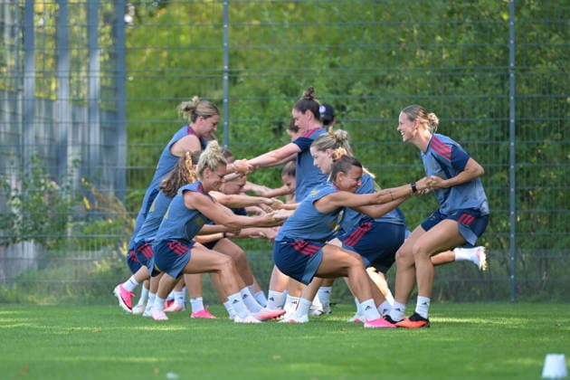 05.08.2026, München, Deutschland. Google Pixel Frauen-Bundesliga: Die FC Bayern Frauen absolvieren auf dem FC Bayern Campus eine Trainingseinheit zur Vorbereitung auf das Testspiel gegen Paris FC. Linda Dallmann (FC Bayern Frauen), Alara Sehitler (FC Bayern Frauen), Arianna Caruso (FC Bayern Frauen), Klara Bühl (FC Bayern Frauen) *** August 5, 2026, Munich, Germany Google Pixel Women s Bundesliga The FC Bayern Women s team holds a training session at the FC Bayern Campus in preparation for their friendly match against Paris FC Linda Dallmann, FC Bayern Women s team; Alara Sehitler, FC Bayern Women s team; Arianna Caruso, FC Bayern Women s team; Klara Bühl, FC Bayern Women s team
