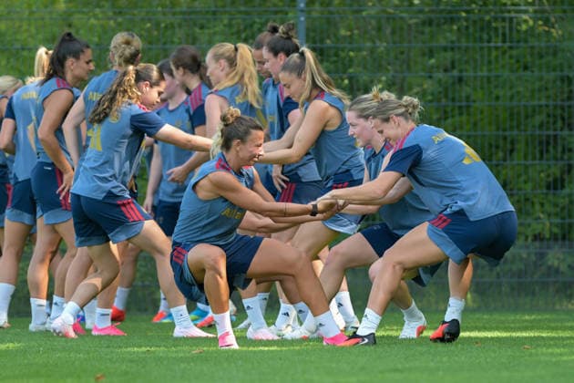 05.08.2026, München, Deutschland. Google Pixel Frauen-Bundesliga: Die FC Bayern Frauen absolvieren auf dem FC Bayern Campus eine Trainingseinheit zur Vorbereitung auf das Testspiel gegen Paris FC. Arianna Caruso (FC Bayern Frauen), Klara Bühl (FC Bayern Frauen) *** August 5, 2026, Munich, Germany Google Pixel Women s Bundesliga The FC Bayern Women s team holds a training session at the FC Bayern Campus in preparation for their friendly match against Paris FC Arianna Caruso, FC Bayern Women s team; Klara Bühl, FC Bayern Women s team