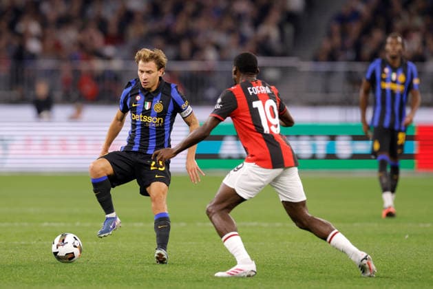 SOCCER AC MILAN INTER, Nicolo Barella of Inter Milan and Youssouf Fofana of AC Milan compete for the ball during the AC Milan vs Inter Milan soccer exhibition match at Optus Stadium in Perth, Wednesday, August 5, 2026. ( NO ARCHIVING PERTH WESTERN AUSTRALIA AUSTRALIA  Copyright: xRICHARDxWAINWRIGHTx 20260805160583774768