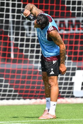 05.08.2026 - Fussball - 2. Fussball - Bundesliga - Saison 2026 2027 - 1. FC Nürnberg Nuernberg FCN ( Club ) - Training - Sportfoto Zink - xwoxzix - Adriano Grimaldi (39, 1. FC Nürnberg FCN ) erfrischt sich *** August 5, 2026 Soccer 2 Bundesliga 2026–2027 Season 1. FC Nürnberg Nuremberg FCN Club Training Sports Photo Zink xwoxzix Adriano Grimaldi 39, 1. FC Nürnberg FCN cools off