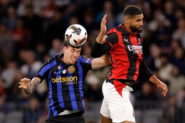 SOCCER AC MILAN INTER, Alessandro Bastoni of Inter Milan and Ruben Loftus-Cheek of AC Milan compete for the ball during the AC Milan vs Inter Milan soccer exhibition match at Optus Stadium in Perth, Wednesday, August 5, 2026. ( NO ARCHIVING PERTH WESTERN AUSTRALIA AUSTRALIA  Copyright: xRICHARDxWAINWRIGHTx 20260805196123800130