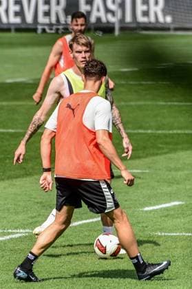Eric Smith Kaars Martijn ( Pauli ) Deutschland , Hamburg , Trainingsgelände an der Kollaustrasse , Fussball , 2. Bundesliga , FC St Pauli *** Eric Smith Kaars Martijn Pauli Germany, Hamburg, Training Facility on Kollaustrasse, Soccer, 2. Bundesliga, FC St. Pauli