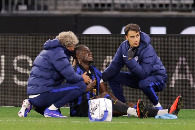 SOCCER AC MILAN INTER, Yann Bisseck of Inter Milan receives medical attention during the AC Milan vs Inter Milan soccer exhibition match at Optus Stadium in Perth, Wednesday, August 5, 2026. ( NO ARCHIVING PERTH WESTERN AUSTRALIA AUSTRALIA  Copyright: xRICHARDxWAINWRIGHTx 20260805125445250726