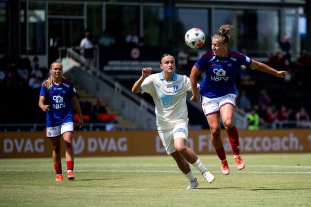 05.08.2026, GER, Fussball, Frauen, UEFA Womens Champions League, Saison 2026 2027, Qualifikationsturnier, Halbfinale Stine Brekken ( Valerenga IF, 30 ) im Zweikampf mit Amy Sayer ( Malmö FF, 21), Frankfurt am Main Stadion am Brentanobad Hessen Deutschland *** August 5, 2026, GER, Soccer, Women s, UEFA Women s Champions League, 2026–2027 season, Qualifying tournament, Semifinal: Stine Brekken (Valerenga IF), 30, in a tackle with Amy Sayer (Malmö FF), 21, Frankfurt am Main, Stadion am Brentanobad, Hesse, Germany Copyright: xNordphoto Memmlerx