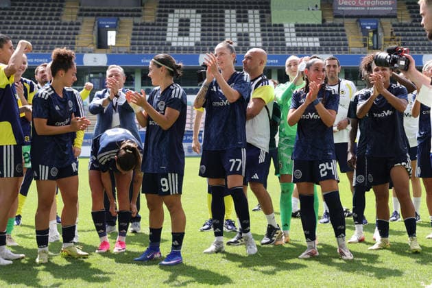 260805 Metalist 1925 vs Fenerbahce Fenerbahce players and staff greeting the supporters after a female soccer game between Metalist 1925 (UKR) and Fenerbahce (TUR) Second qualifying round, Semi-finals of UEFA Champions League Mini Tournament 5, on Wednesday 5 August 2026 in LEUVEN , Belgium . PHOTO SPORTPIX Sevil Oktem LEUVEN DEN DREEF Belgium  Copyright: xSportpix.bex xSevilxOktemxSevilxOktemx