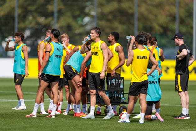 05.08.2026, Fussball, Training von Borussia Dortmund. Trinkpause für die Spieler des BVB. Dortmund Trainingsgelände des BVB NRW Deutschland xRHR-FOTO DEx *** August 5, 2026, Soccer, Borussia Dortmund practice. Water break for the BVB Dortmund players. BVB training facility, North Rhine-Westphalia, Germany. xRHR PHOTO DEx Copyright: DennisxEwert RHR-FOTOx RHR-FOTO DE