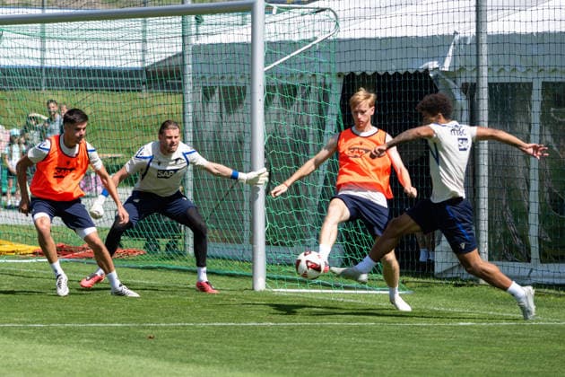 Mats Rots, (TSG Hoffenheim, 39), 2.v.r., klaert, TSG Hoffenheim, Fussball, Trainingslager, Saison Vorbereitung, Saison 2026 2027, GER, 05.08.2026, Eibner-Pressefoto Andreas Ulmer TSG Hoffenheim, Fussball, Trainingslager, Saison Vorbereitung, Saison 2026 2027, GER, 05.08.2026, *** Mats Rots, TSG Hoffenheim, 39, 2nd from right, clears the ball, TSG Hoffenheim, soccer, training camp, preseason, 2026–2027 season, GER, August 5, 2026, Eibner Press Photo Andreas Ulmer TSG Hoffenheim, soccer, training camp, preseason, 2026–2027 season, GER, August 5, 2026, Copyright: xEibner-Pressefoto AndreasxUlmerx EP_AUR