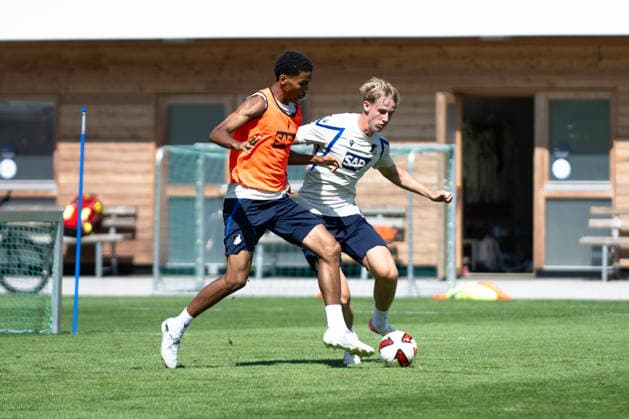 Bambase Conte, (TSG Hoffenheim, 20) am Ball, gegen Max Moerstedt, (TSG Hoffenheim, 09), TSG Hoffenheim, Fussball, Trainingslager, Saison Vorbereitung, Saison 2026 2027, GER, 05.08.2026, Eibner-Pressefoto Andreas Ulmer TSG Hoffenheim, Fussball, Trainingslager, Saison Vorbereitung, Saison 2026 2027, GER, 05.08.2026, *** Bambase Conte, TSG Hoffenheim, No. 20 on the ball, against Max Moerstedt, TSG Hoffenheim, No. 09, TSG Hoffenheim, soccer, training camp, preseason, 2026–2027 season, GER, August 5, 2026, Eibner Press Photo by Andreas Ulmer, TSG Hoffenheim, soccer, training camp, preseason, 2026–2027 season, GER, August 5, 2026, Copyright: xEibner-Pressefoto AndreasxUlmerx EP_AUR
