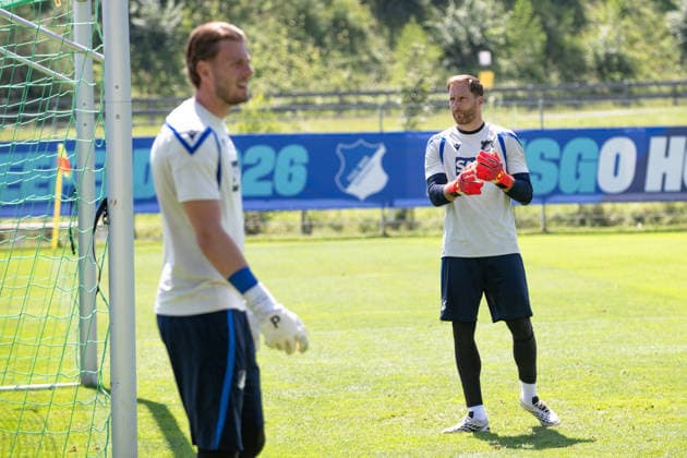 Oliver Baumann, (TSG Hoffenheim, 01) spuckt in die Haende, neben ihm Luca Philipp, (TSG Hoffenheim, 37), TSG Hoffenheim, Fussball, Trainingslager, Saison Vorbereitung, Saison 2026 2027, GER, 05.08.2026, Eibner-Pressefoto Andreas Ulmer TSG Hoffenheim, Fussball, Trainingslager, Saison Vorbereitung, Saison 2026 2027, GER, 05.08.2026, *** Oliver Baumann, TSG Hoffenheim, 01, spits into his hands; next to him is Luca Philipp, TSG Hoffenheim, 37, TSG Hoffenheim, soccer, training camp, preseason, 2026–2027 season, GER, August 5, 2026, Eibner Press Photo by Andreas Ulmer, TSG Hoffenheim, soccer, training camp, preseason, 2026–2027 season, GER, August 5, 2026, Copyright: xEibner-Pressefoto AndreasxUlmerx EP_AUR
