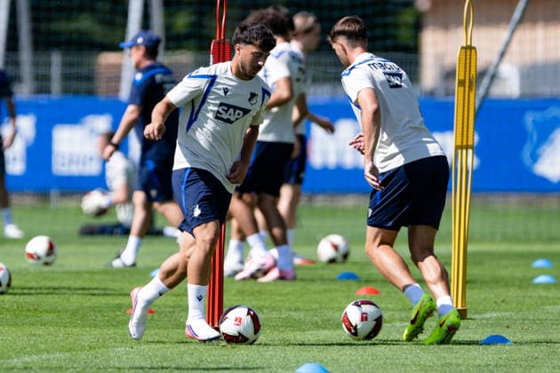 lockere Balluebungen , im Vordergrung Mitte mit Umut Tohumcu, (TSG Hoffenheim, 25), TSG Hoffenheim, Fussball, Trainingslager, Saison Vorbereitung, Saison 2026 2027, GER, 05.08.2026, Eibner-Pressefoto Andreas Ulmer TSG Hoffenheim, Fussball, Trainingslager, Saison Vorbereitung, Saison 2026 2027, GER, 05.08.2026, *** Light ball drills; in the foreground center is Umut Tohumcu, TSG Hoffenheim, 25, TSG Hoffenheim, soccer, training camp, preseason, 2026–2027 season, GER, August 5, 2026, Eibner Press Photo by Andreas Ulmer, TSG Hoffenheim, soccer, training camp, preseason, 2026–2027 season, GER, August 5, 2026, Copyright: xEibner-Pressefoto AndreasxUlmerx EP_AUR